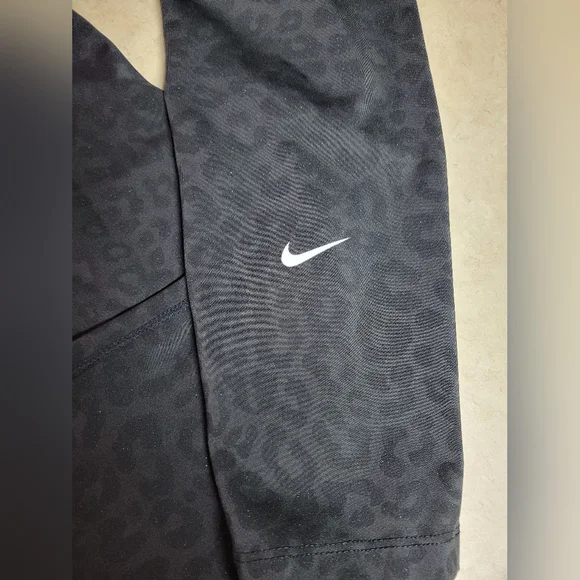 Gently Used size med mid rise Nike Dry-fit one Leopard Print - Picture 5 of 10